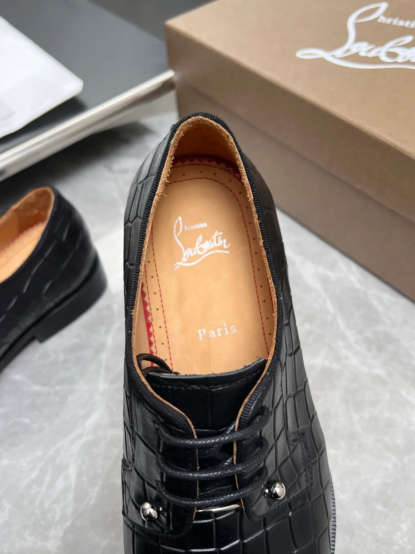 [CL red sole] Top P: 900💰 Number of yards: 39~44 (38.4546. Customized, non-refundable) CL new men's formal shoes Loaf leather shoes Christia* Loubouti* red sole shoes The red sole is luxurious and elegant, reshaping the style boundary of casual formal wear. It is extremely innovative in material selection, and creates a rich visual and tactile experience through the collision of different materials! Made of top-grade calfskin/glossy patent leather/spliced ​​technical fabric in contrasting colors. The upper is stitched by hand with fine and even stitching. It is based on the square-toe loafer shoe shape, with neat and elegant lines, which fits the toughness of men's wear. The upper is embellished with metal rivets, injecting individual details into classic loafers, breaking the mediocrity of casual shoes, and giving a concrete expression of "low-key luxury". From the original color/red cowhide lining inside the shoe to the instantly recognizable red sole, the "red sole" is not only the brand's visual identity, but also a "luxury codeword" when walking. The red sole exposed inadvertently conveys taste and identity instantly. From the innovative splicing of materials, to the personalized fusion of design, to the ingenious inheritance of craftsmanship, the Christian Louboutin men's loafer series is not only a pair of casual shoes, but also a "yuppie style" dressing weapon for men. Whether it is a casual business meeting or a casual look for daily travel, it can help you become a unique and stylish man in every occasion with its "red Loaf" attitude.